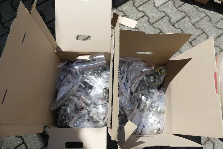 2x Karton mit Sanitärzubehör u.a. Mapress Übergang